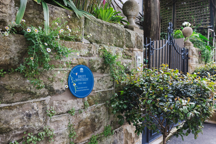 A photograph of the NSW Blue Plaque for Brett Whiteley at former residence of artist at Lavender Bay home 
